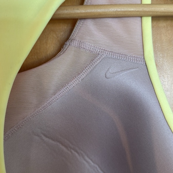 ☀️🏃🏼♀️➡️NWT Nike training athletic sport top with built in bra large - Picture 8 of 11